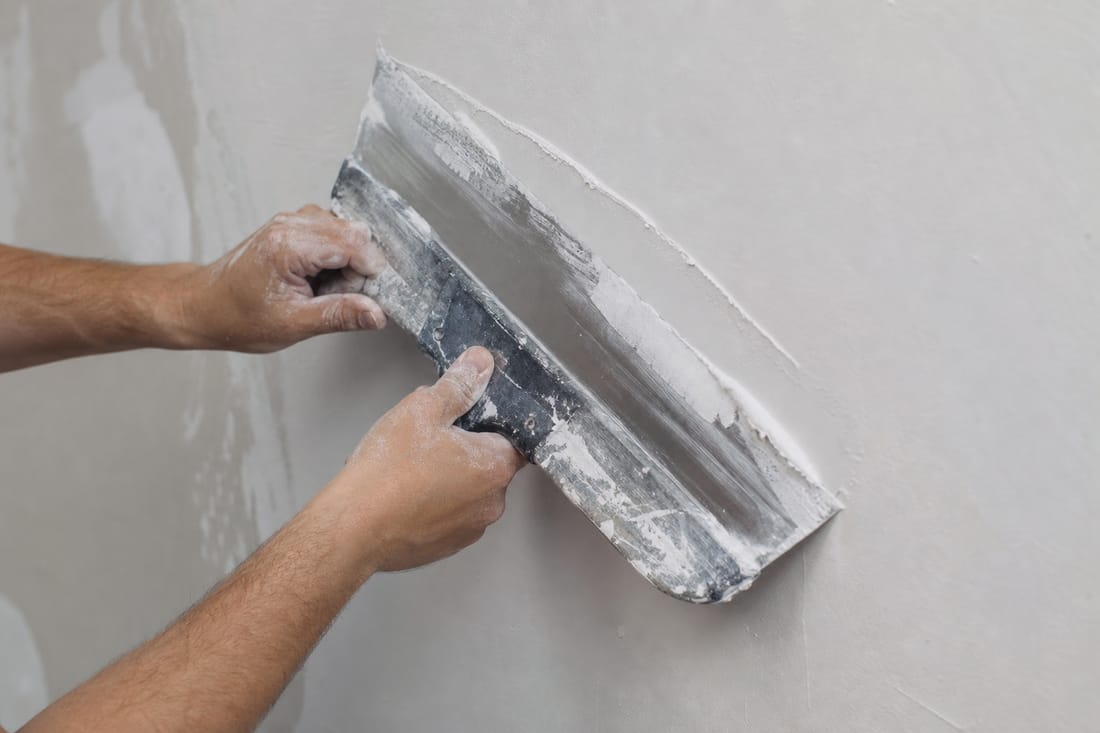Exemple : lissage d'enduit au platoir sur un mur