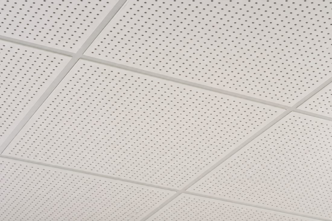 Exemple : plafond acoustique en panneaux perforés